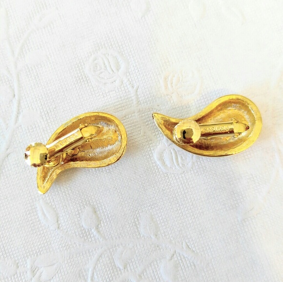 SPARKLY Tear Drop Vintage Screw Back Earrings-Gold - Picture 3 of 4